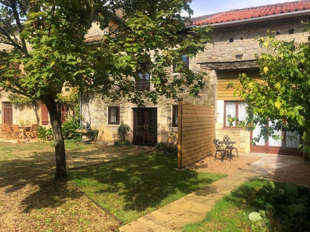 Blacksmiths Cottage In Blanzay - 3 Beds Exterior photo